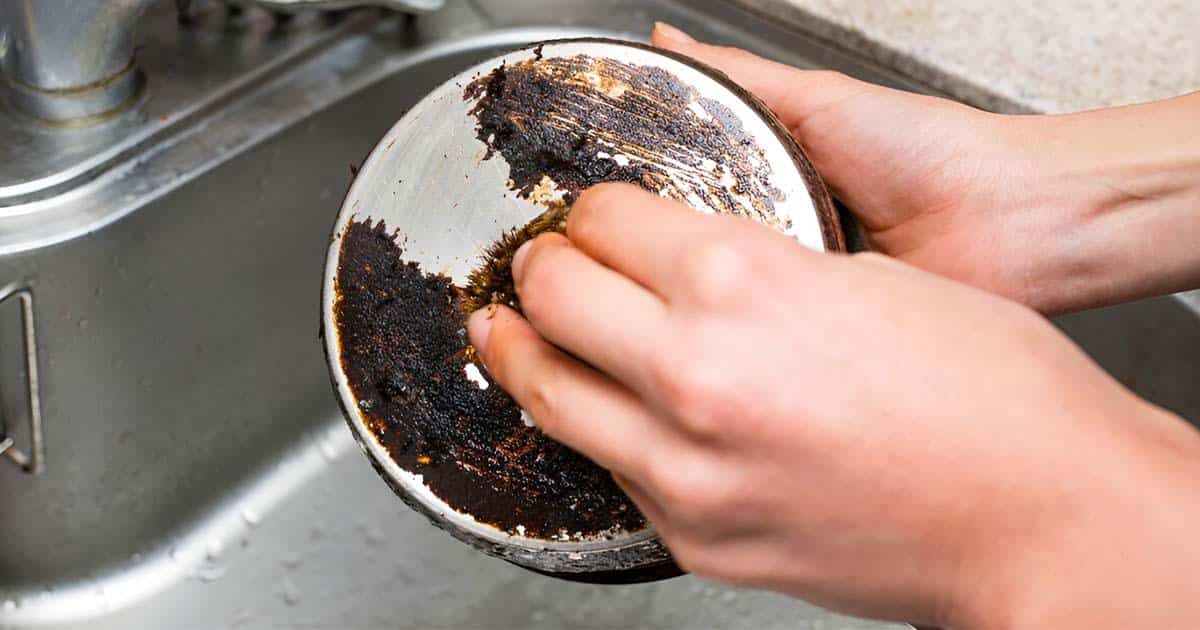 Mettez du sel sur une éponge : l&rsquo;astuce pour récupérer une casserole brûlée