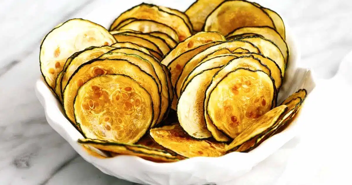 Chips de courgette au four : la recette facile dont raffole petits et grands