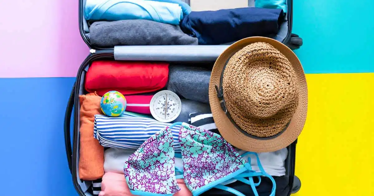 Comment plier des vêtements pour les faire rentrer dans une petite valise ?