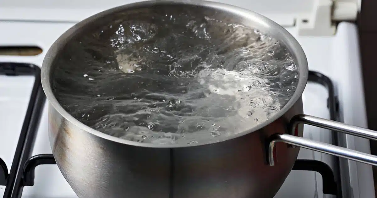 L’astuce infaillible pour éviter que l’eau bouillante ne déborde de la casserole