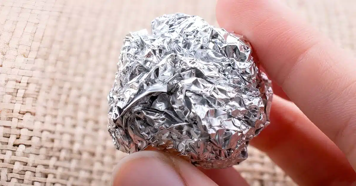 Placez une boule de papier aluminium dans le placard pour résoudre un problème fréquent