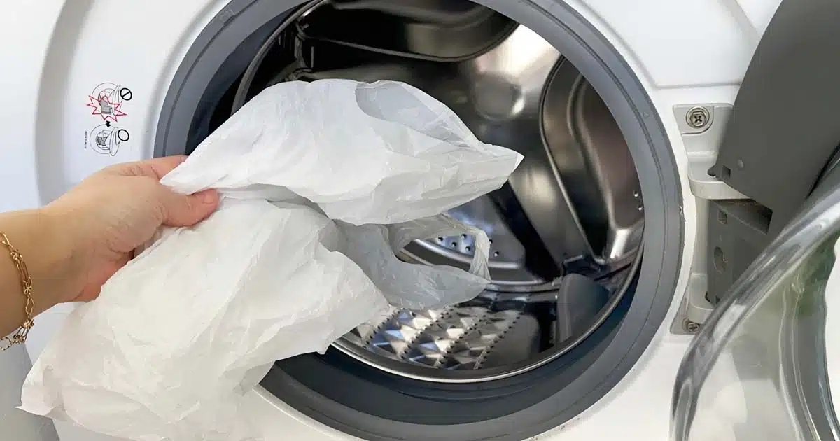 L’astuce du sac en plastique dans la machine à laver résout un problème courant