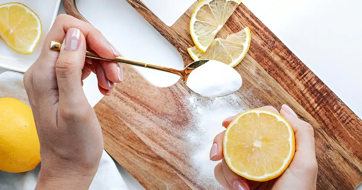 Ni liquide vaisselle, ni eau : voici la bonne méthode pour nettoyer une planche à découper en bois