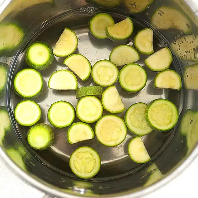 Blanchir les courgettes avant congélation.