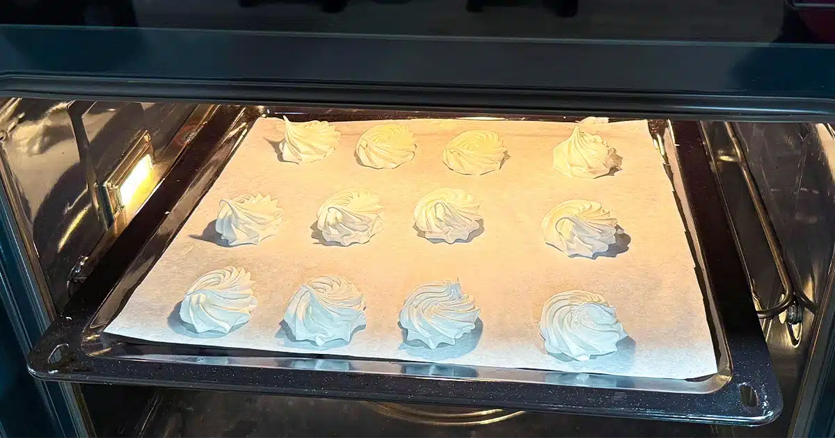Enfourner les meringues au four