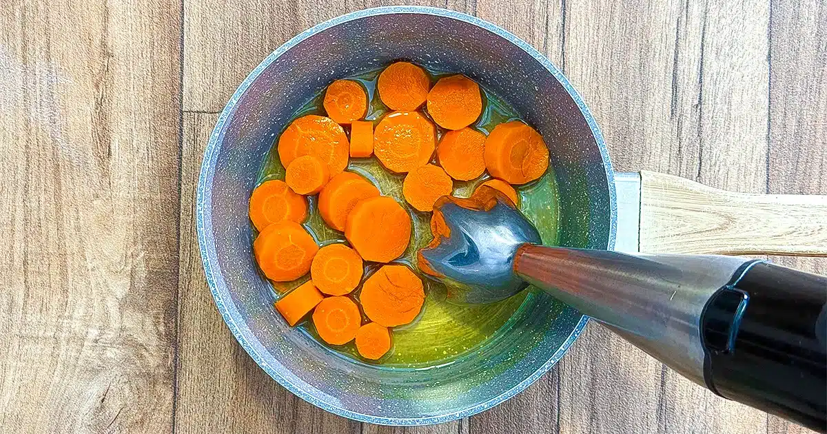Mixer les carottes dans la casserole avec un mixeur plongeur 