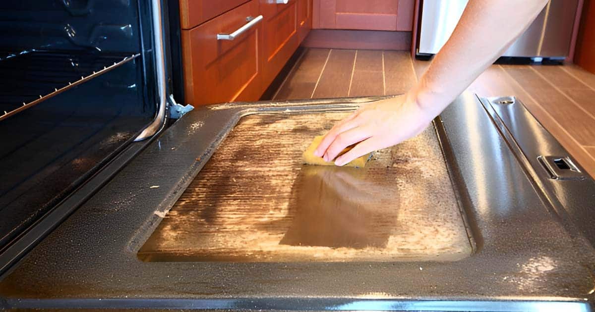 Votre four est encrassé ? Ce mélange maison le nettoie sans effort