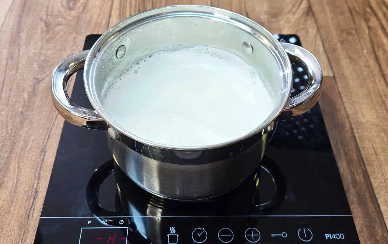 Faire chauffer le lait dans une casserole 