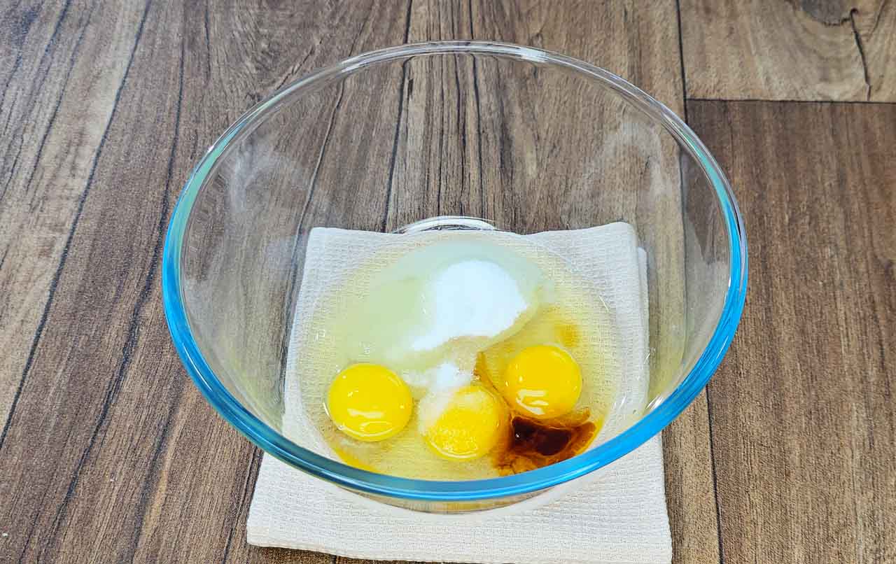 Battre les oeufs, le sucre, le sel et la vanille dans un grand saladier