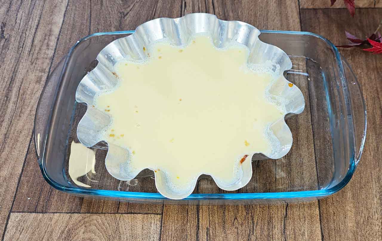 Déposer le moule dans une assiette creuse remplie d'eau pour une cuisson au bain-marie