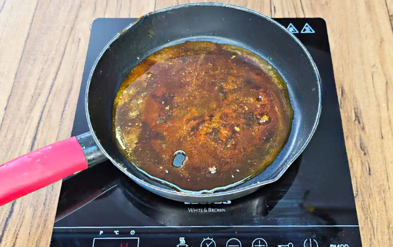 Préparer le caramel dans une poêle 
