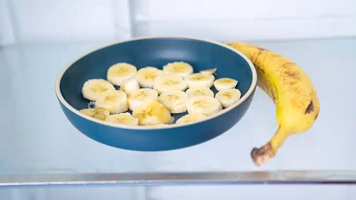 Tranches de bananes sur une assiette dans le frigo