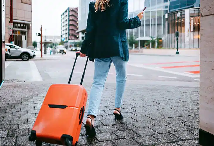 Une femme marchant avec valise