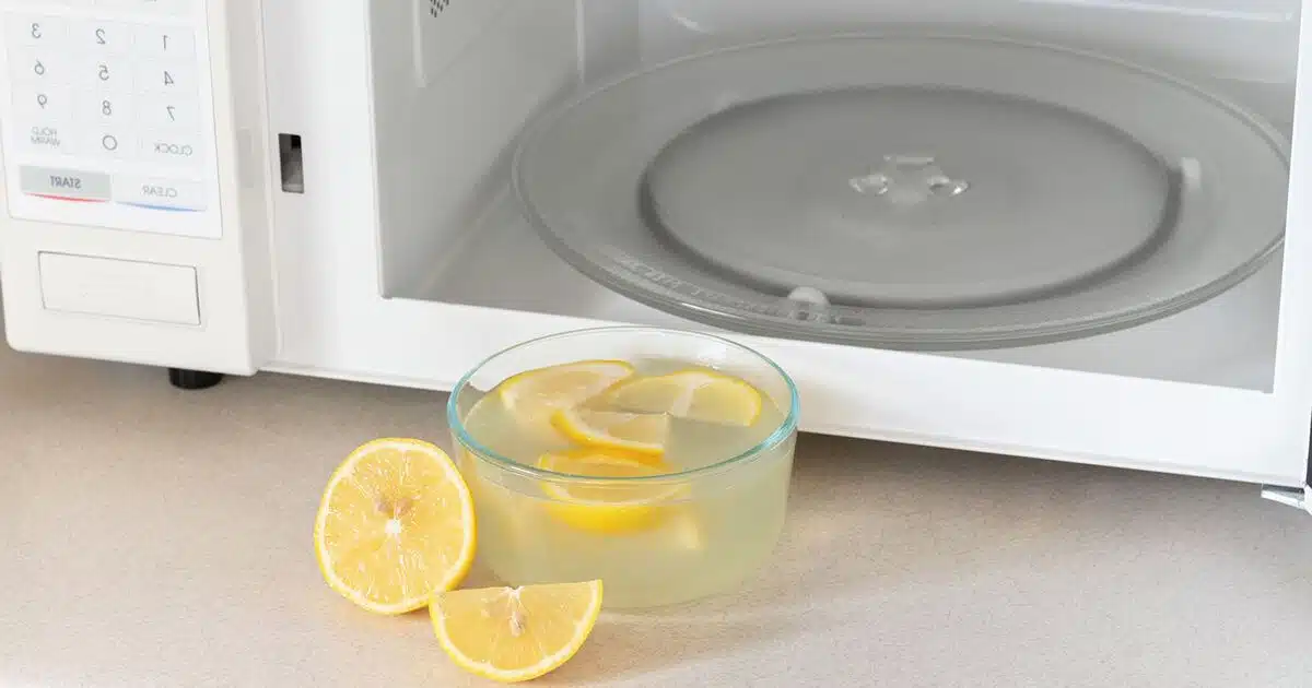 Comment nettoyer et désodoriser le micro-ondes avec du citron ?