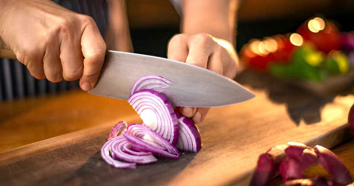 Cuisiner sans larmes : la méthode pro pour découper un oignon sans souffrir