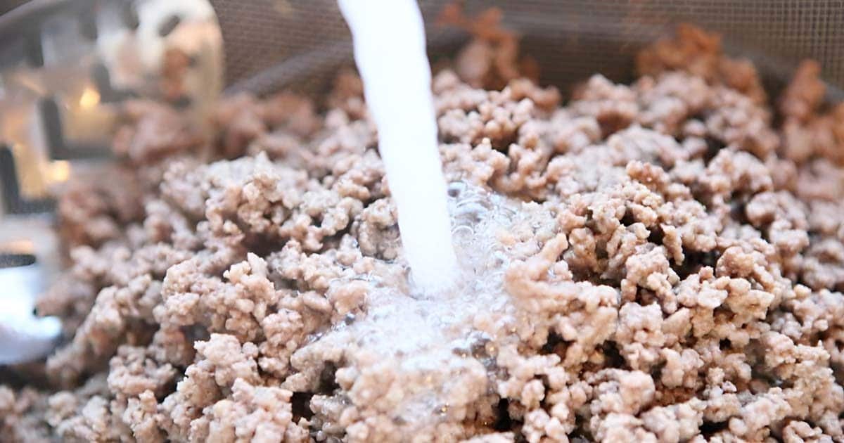 Faut-il vraiment laver la viande hachée avant cuisson ?