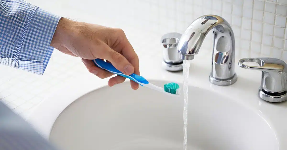 Faut-il vraiment mouiller sa brosse à dents avant d’y appliquer du dentifrice ?