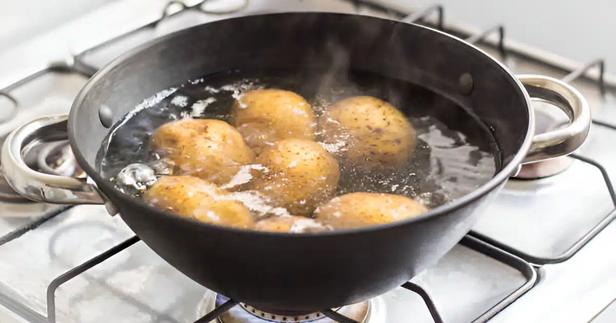 L’astuce pour cuire les pommes de terre plus rapidement et améliorer leur goût