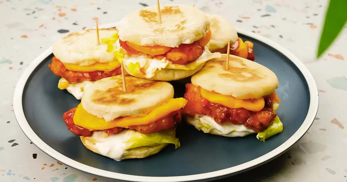 Mini burger maison au poulet croustillant et pain à la poêle