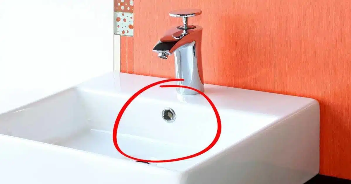 On sait enfin à quoi sert le petit trou du lavabo