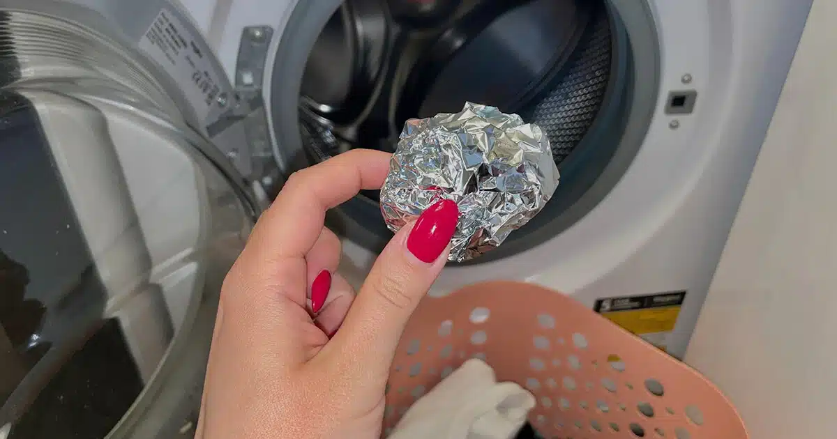 Pourquoi faut-il mettre une boule de papier aluminium dans la machine à laver en hiver ?