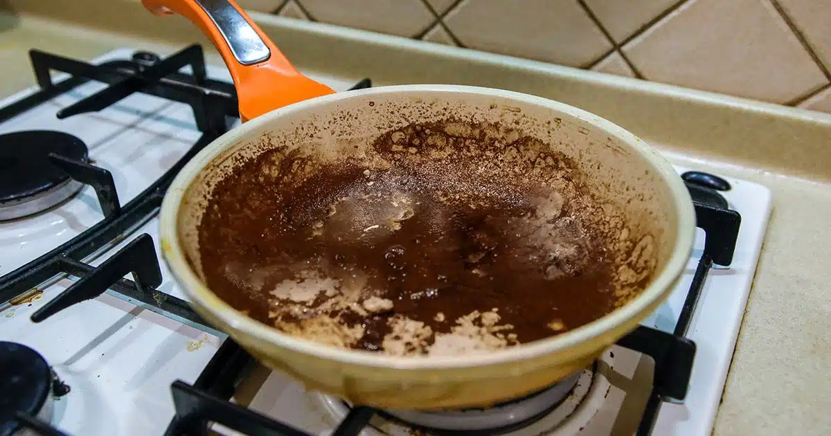 Sans vinaigre ni liquide vaisselle : voici comment nettoyer une poêle brûlée pour la rendre comme neuve